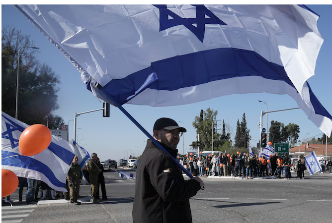 Des milliers de personnes le long des routes pour rendre hommage aux Bibas, ex-otages tués à Gaza