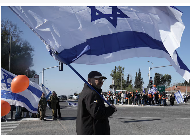 Des milliers de personnes le long des routes pour rendre hommage aux Bibas, ex-otages tués à Gaza