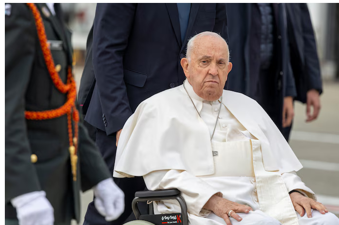 La santé du pape François continue de s’améliorer, son pronostic reste réservé