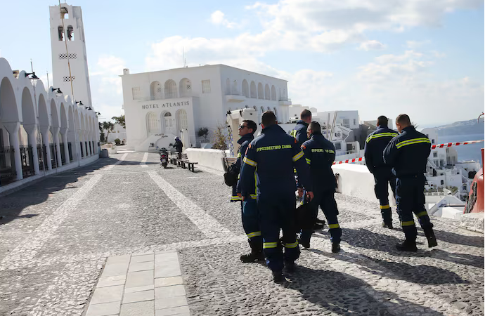 L’île grecque de Santorin frappée par de nouveaux séismes: l’état d’urgence décrété