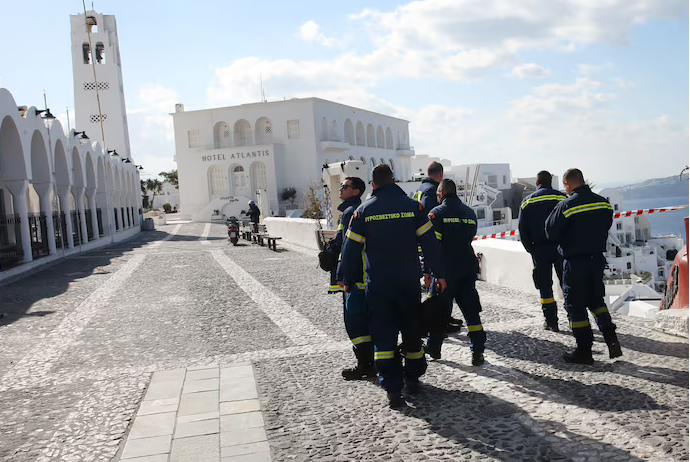 L’île grecque de Santorin frappée par de nouveaux séismes: l’état d’urgence décrété