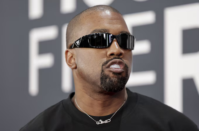 Après son T-shirt à croix gammée, Kanye West choque à nouveau avec un costume du Ku Klux Klan