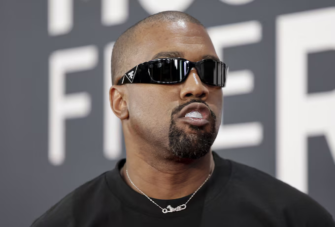 Après son T-shirt à croix gammée, Kanye West choque à nouveau avec un costume du Ku Klux Klan